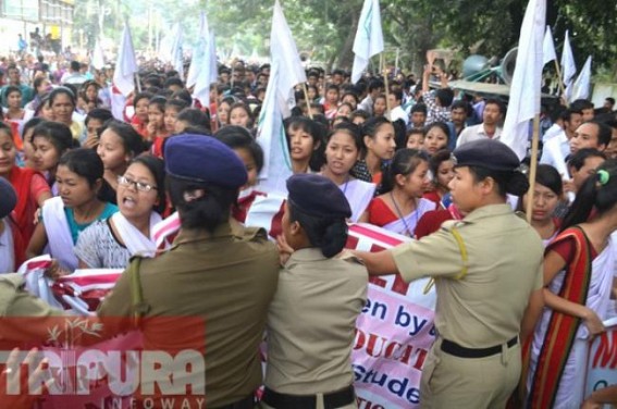 Movement for backward people education held mass demonstration, hit streets at North gate
